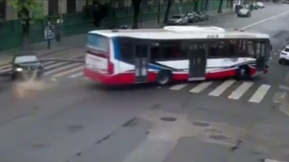 El violento choque se produjo en el barrio de Colegiales (Captura de video).