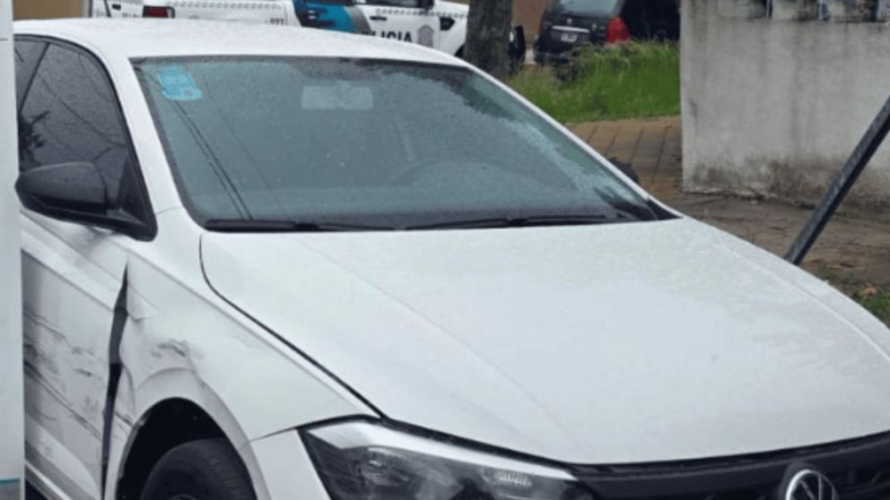 Este es el automóvil que fue recuperado por los efectivos policiales.