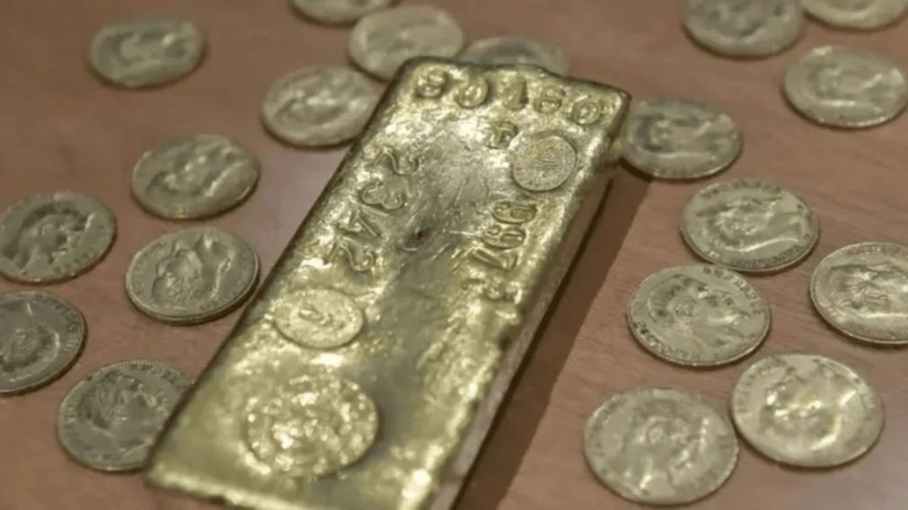 Un hombre cavaba un pozo para instalar una pileta en su patio y encontr� un tesoro de oro valorado en 800.000 d�lares (Imagen Maxime Jegat).