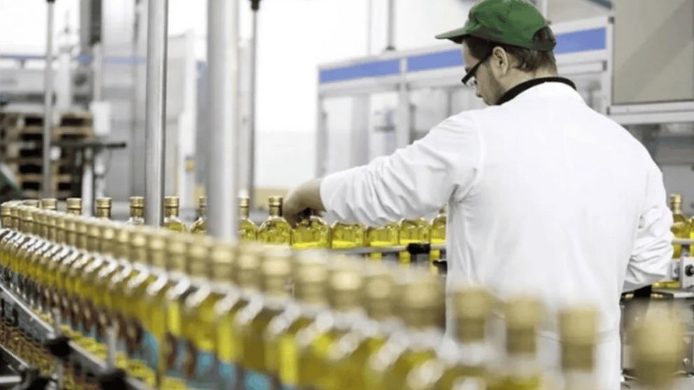 Los trabajadores aceiteros firmaron con el sector empresario un acuerdo paritario que eleva el salario básico.