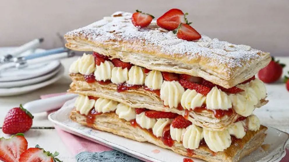 Fresco y delicioso: Receta del postre "Mille-feuille", una torta francesa ideal para aprovechar la temporada de frutillas