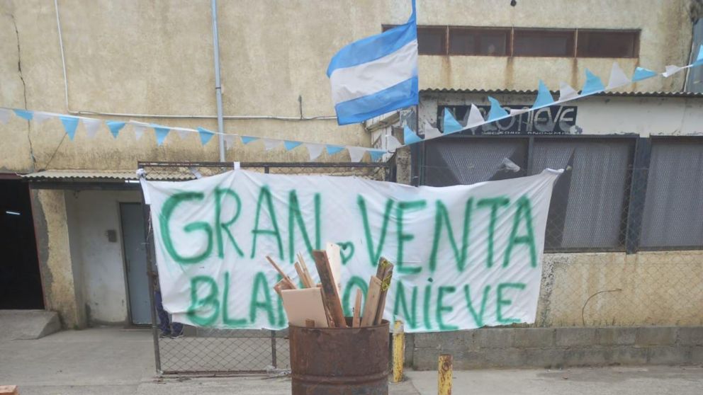 Cerró una fábrica: 35 trabajadores quedaron en la calle y venden productos para sobrevivir (Gentileza Radio Fueguina).