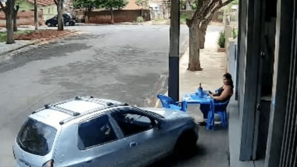 La mujer estaba sentada en un bar cuando fue atacada por su ex pareja.