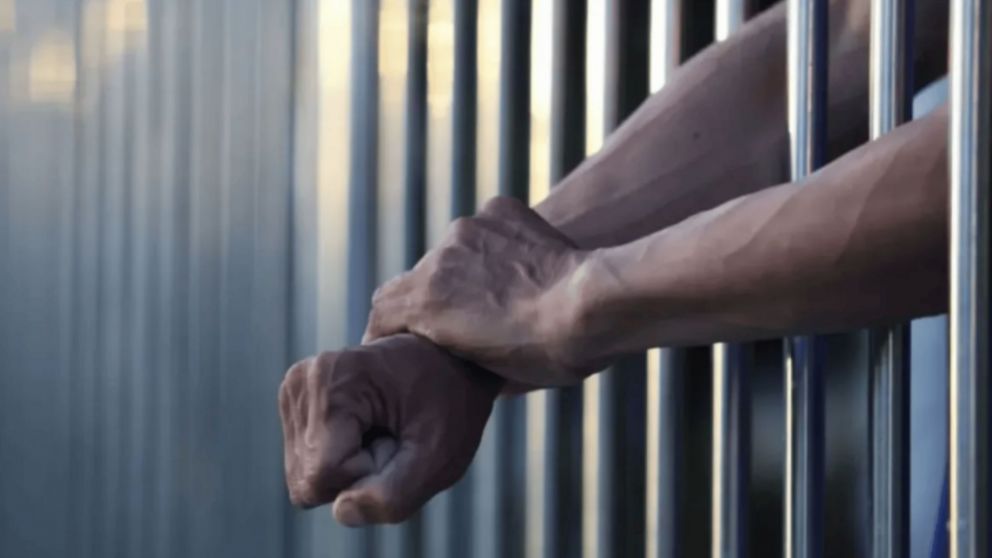 El parricida fue trasladado a la prisión (Imagen ilustrativa - Gentileza Jujuy al Momento).