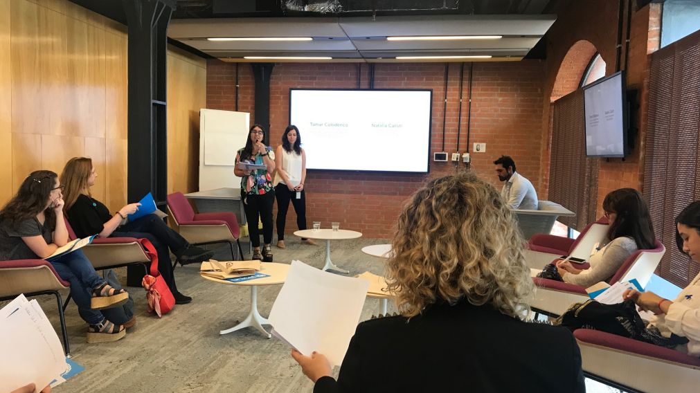Natalia Calisti, de Unicef y Tamar Colodenco, de Google, en la exposición (@cronica).