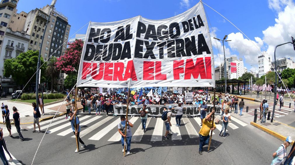 Organizaciones sociales cortaron la 9 de Julio en reclamo de la tarjeta Alimentar.