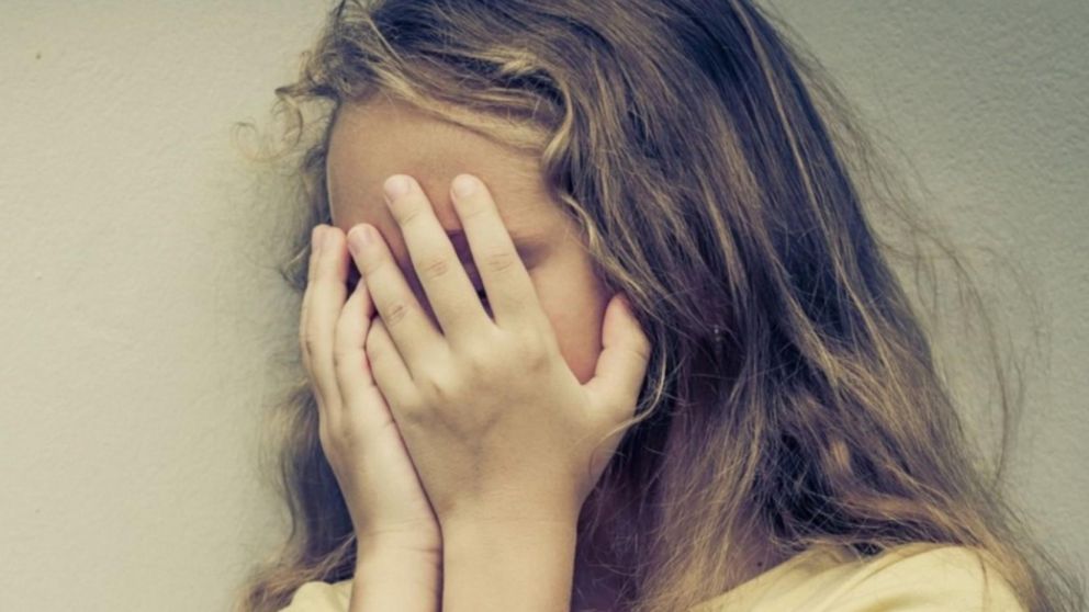 Padres le quemaron los genitales a su hija porque "se tocaba".