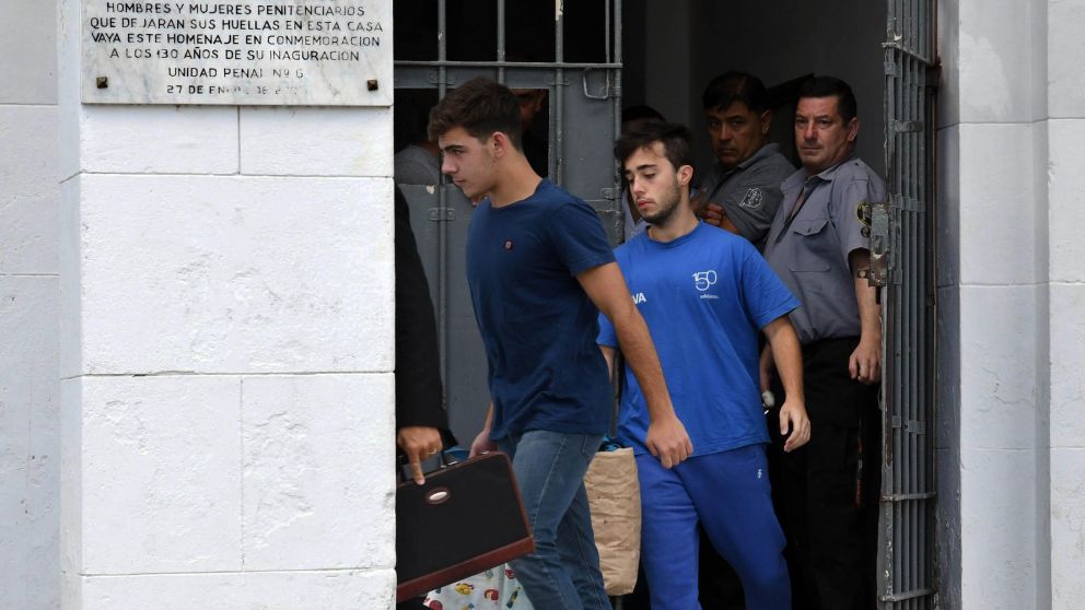 Así abandonaban el penal los dos rugbiers liberados (Télam).
