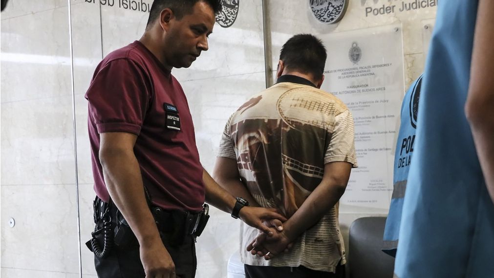El delincuente apresado. Su cómplice, escapó.