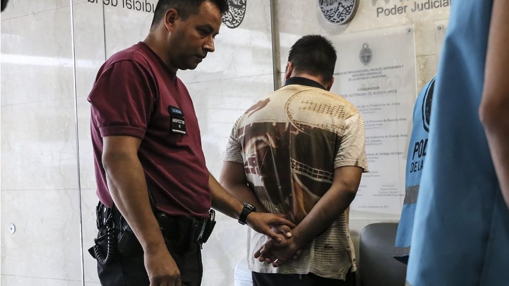 El delincuente apresado. Su cómplice, escapó.