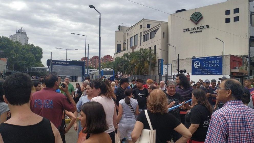Se manifestaron en la estación Villa del Parque (Twitter).