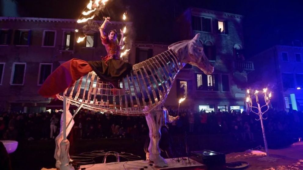Venecia se viste de carnaval para olvidar las grandes inundaciones de hace tres meses (AFP)