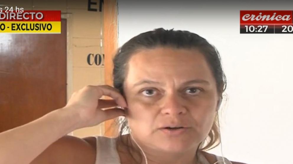 La mujer recibi� hace poco una vivienda y se le vino abajo el techo (Captura video).