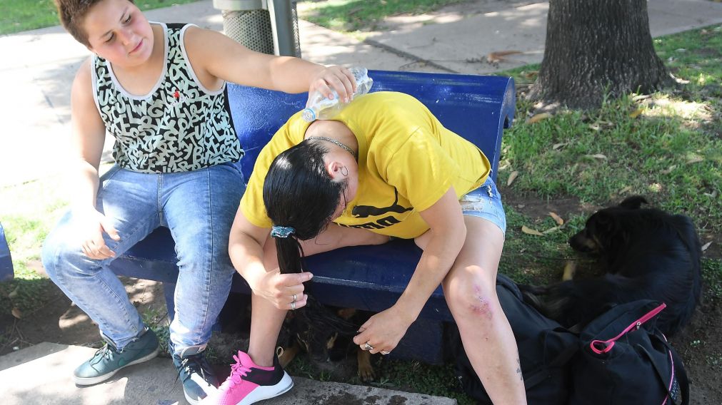 A la sombra y con mucha agua, los jóvenes viven el intenso verano. (Ruben Paredes/Diario Crónica)