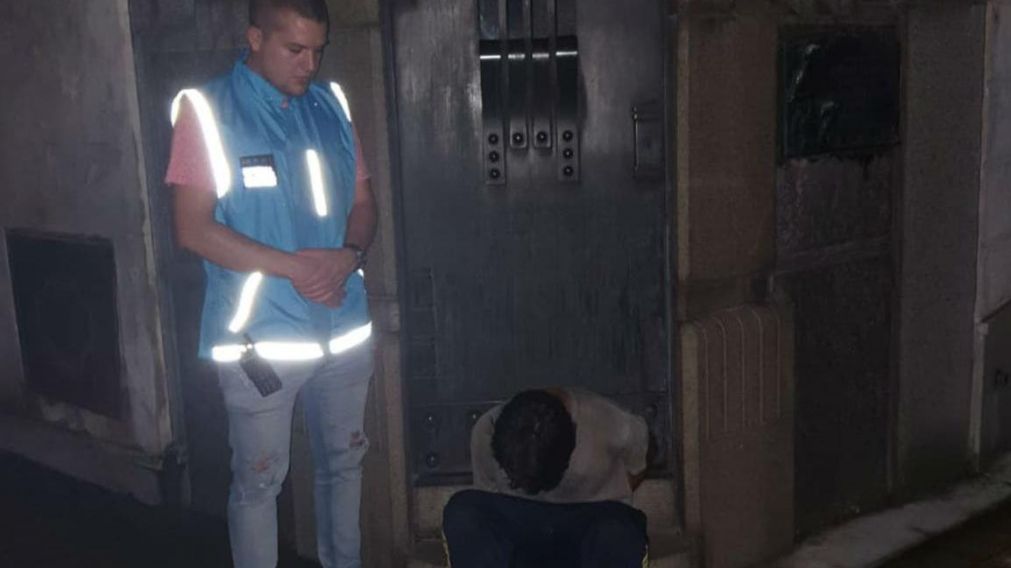 El ladrón fue detenido por la Policía de la Ciudad, que fueron advertidos por la seguridad del cementerio.