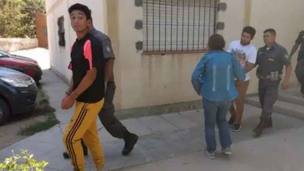 Los hermanos Jara saliendo del juzgado.