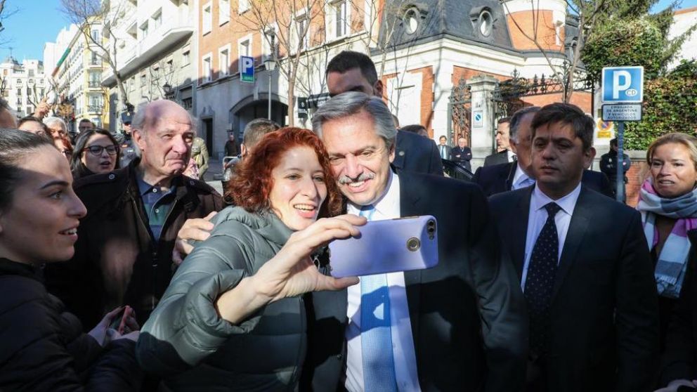 Varios argentinos recibieron al presidente (Presidencia).