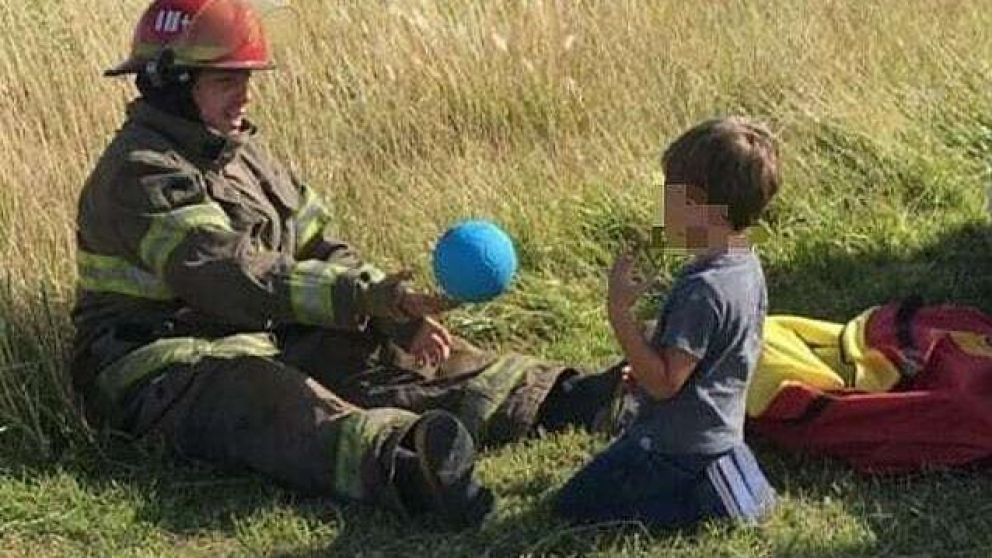 La conmovedora imagen de bomberos que juegan con un nene tras violento accidente.