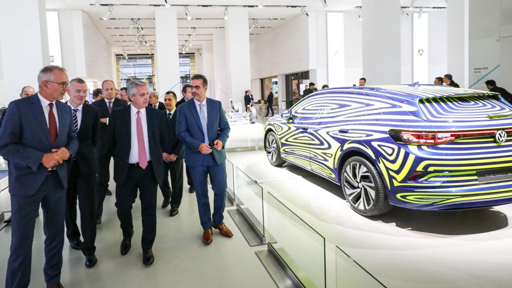 El presidente, recorriendo el Volkswagen Drive Forum en la capital alemana. (Prensa Presidencia)