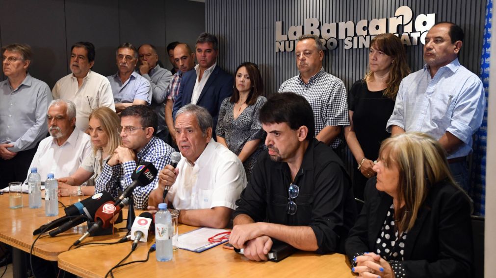 Palazzo, junto a los integrantes del gremio, en conferencia (Télam).