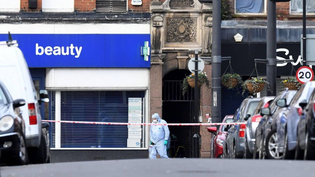 Un forense inspecciona la zona del ataque.