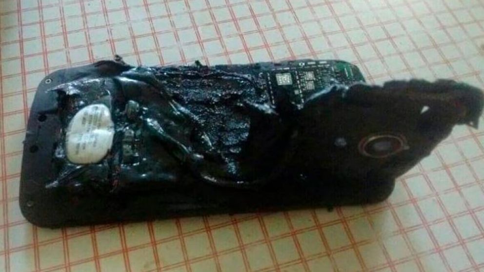 Así quedó el celular que explotó y prendió fuego el cuerpo de su dueño.