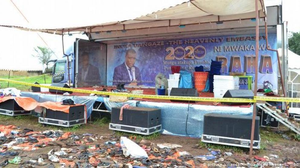 Mueren 20 personas durante estampida en misa evangélica.