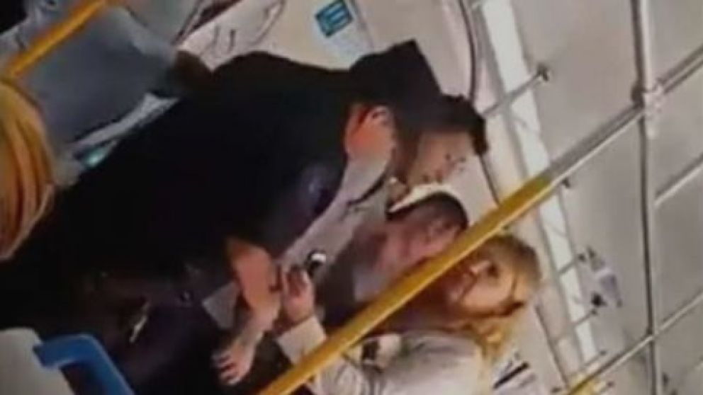 El hombre fue expulsado junto con el perro tras el esc�ndalo armado por la mujer (captura)