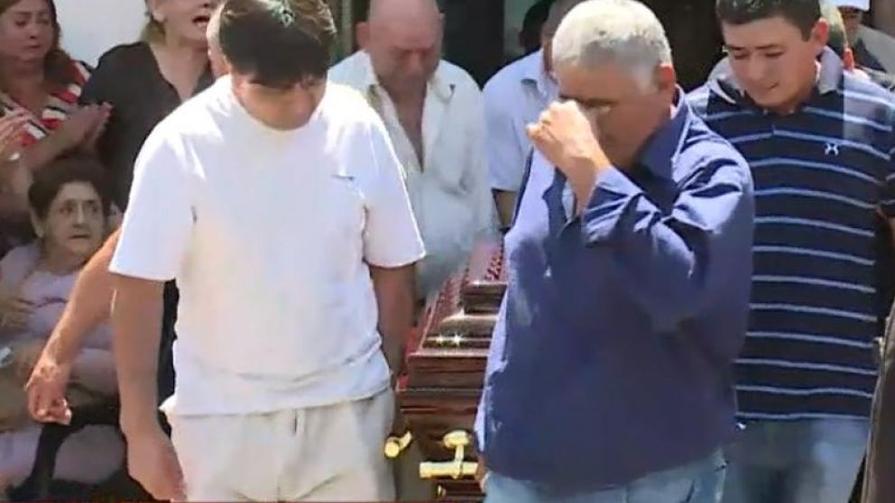 Familiares, despidiendo a Germán con todo el dolor.