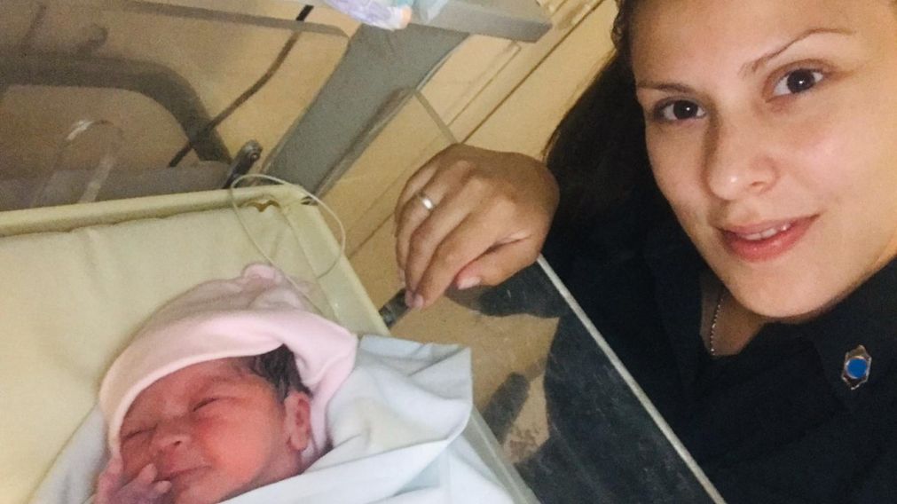 La oficial Juliana Campos, junto al bebito al que ayudó a nacer en una vereda de Burzaco.