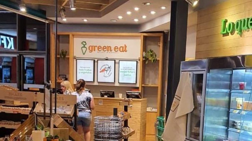 El hecho ocurrió en un local ubicado en el patio de comidas.
