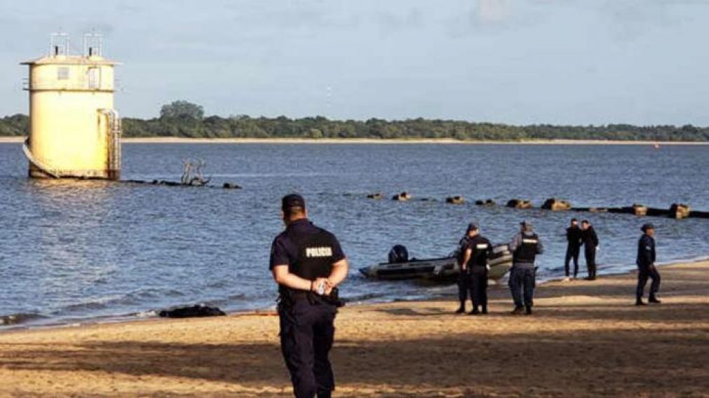 La Policía Científica trabajaba a orillas del Río Uruguay.