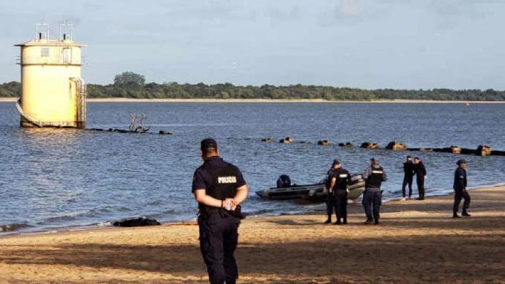 La Policía Científica trabajaba a orillas del Río Uruguay.