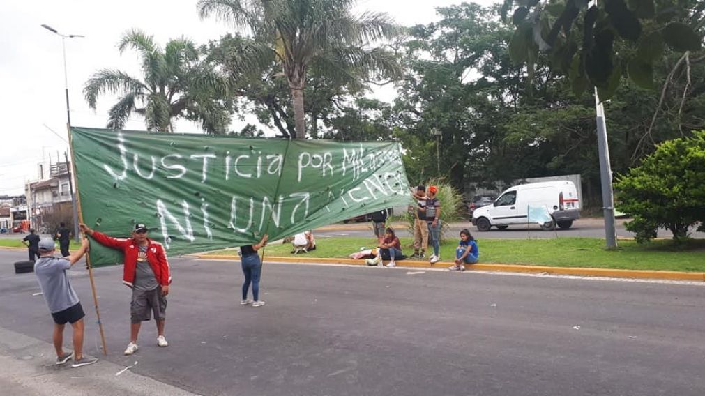 Familiares de Milagros reclaman en la puerta del juzgado.