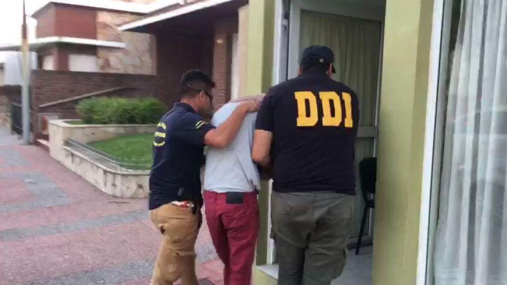 El detenido siendo trasladado por personal policial.