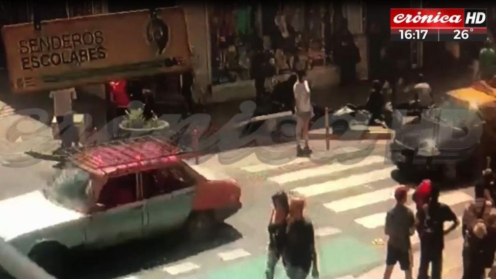C�maras de seguridad captaron�la terrible secuencia. (Captura de TV)