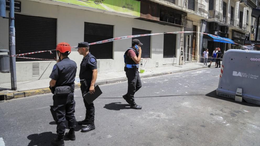 Personal policial trabajando en el lugar del hecho.