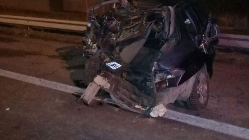 El auto fue embestido por un camión en Acceso Sur, cerca de Luján de Cuyo, en Mendoza.