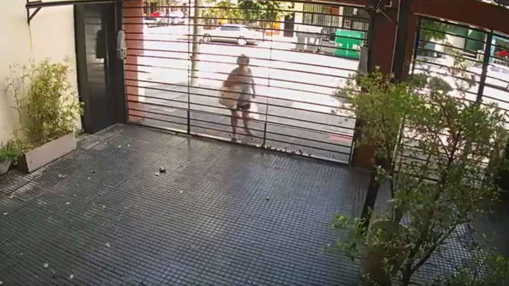 Abuela vio una billetera en el estacionamiento de un edificio y usó un palo para llevarse. (Captura de video)