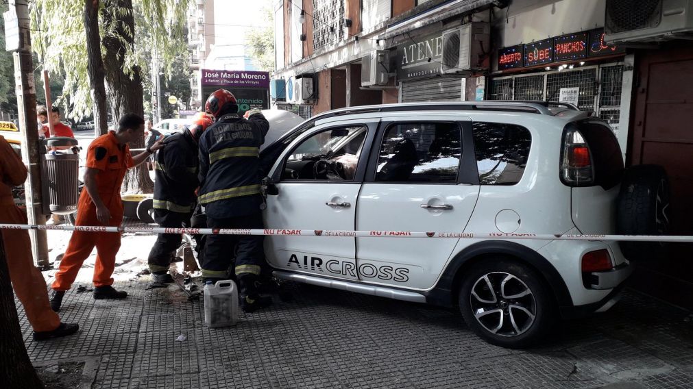 Bomberos trabajaban en retirar el auto, a centímetros de la estación José María Moreno (Twitter).