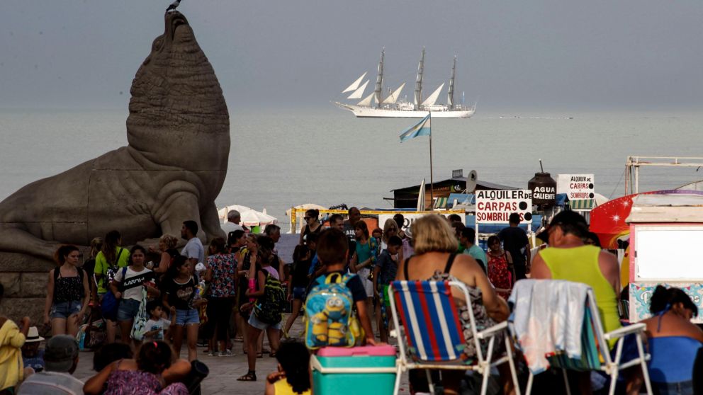 La Fragata Libertad fue recibida en Mar del Plata con música, veleros y vuelos rasantes (Télam)