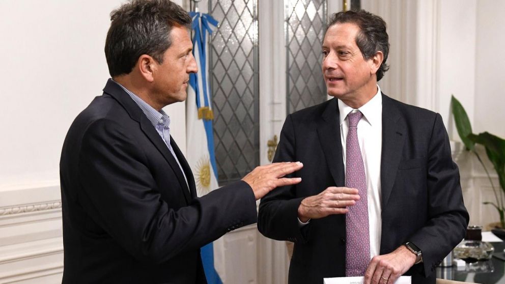 Sergio Massa, junto al titular del Banco Central, Miguel Ángel Pesce al momento de la firma. (Twitter)