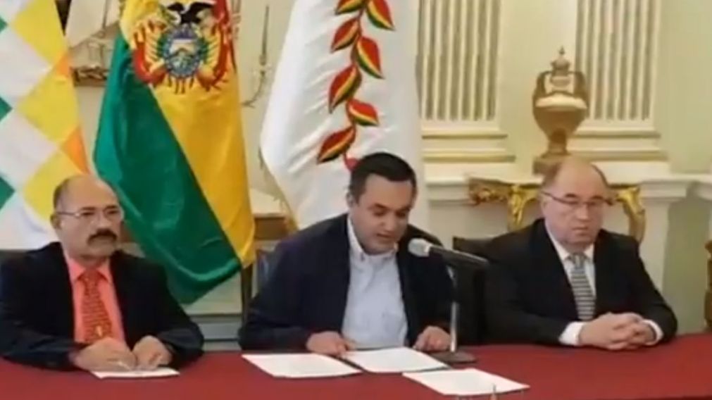 La medida fue anunciada por el ministro de presidencia boliviano en conferencia de prensa (Captura)