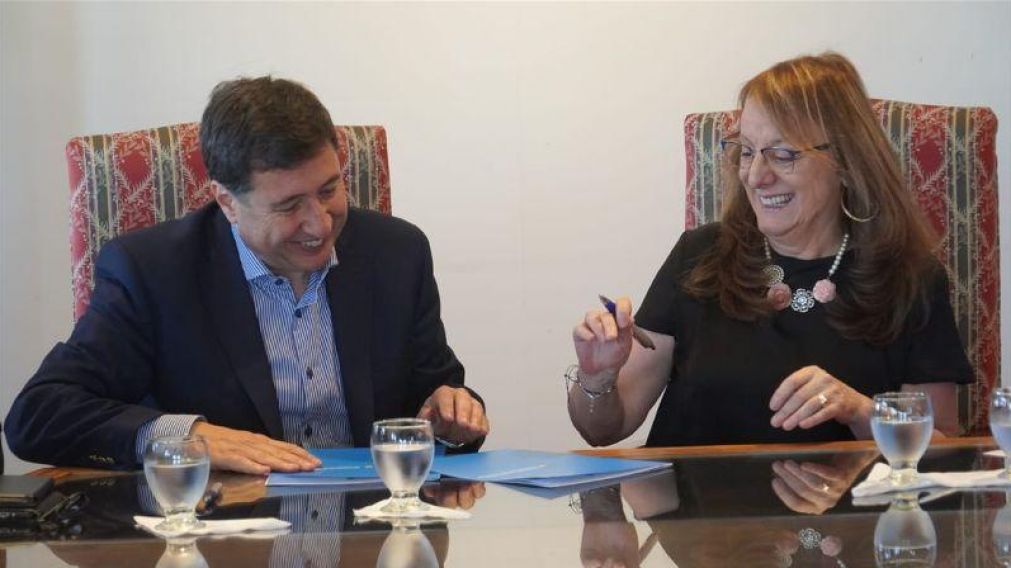 Daniel Arroyo y Alicia Kirchner firmaron un convenio (Twitter).