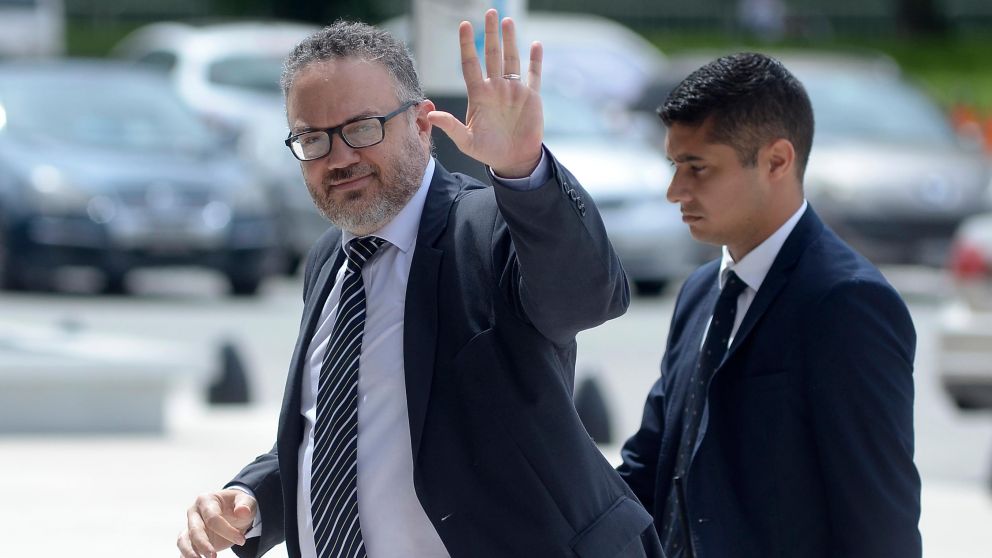 Matías Kulfas acompañado de su custodia (Crónica/Fernando Pérez Re).