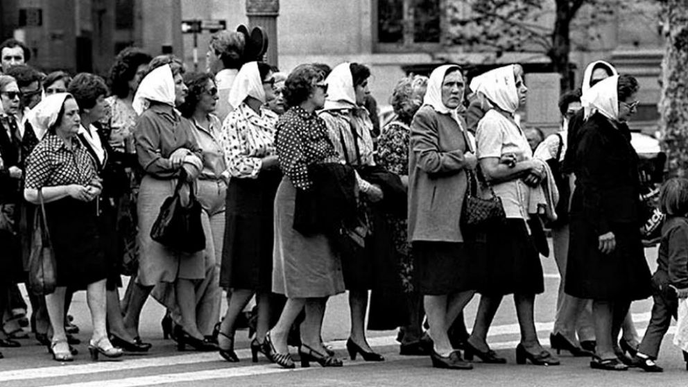 La ronda de Madres de Plaza de Mayo se realiza ininterrumpidamente todos los jueves desde 1976-