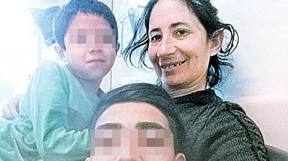 La mujer,junto a sus dos hijos, ruega por ayuda.