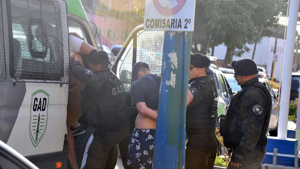 Los rugbiers fueron trasladados desde la Comisaría hasta el lugar donde hicieron la rueda de reconocimiento (Hernán Nersesian/Crónica).