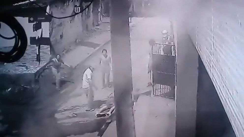 El hecho quedó registrado por cámaras de seguridad de la zona (captura video).
