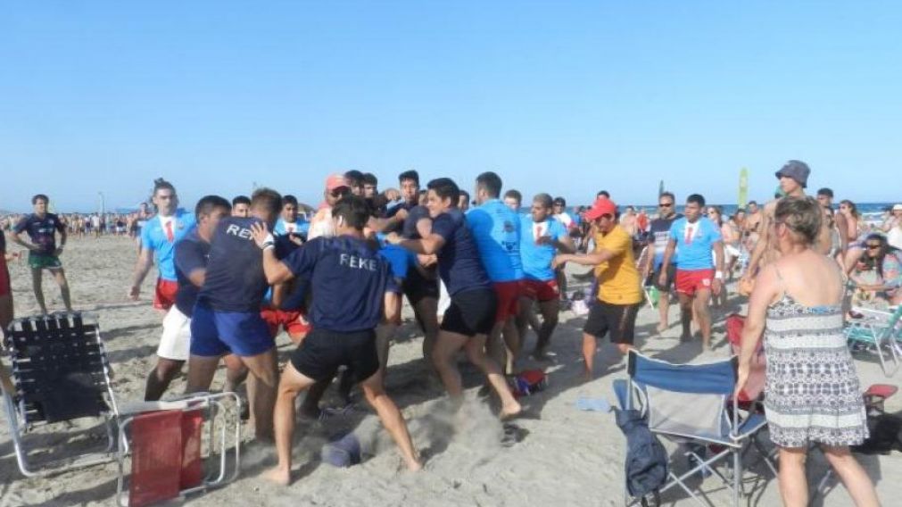 La batalla campal comenzó con los jugadores y terminó con el público.